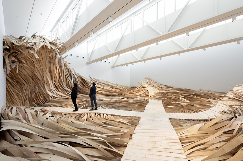 wade kavanaugh + stephen b. nguyen install immersive tidal wave of wood at CMCA designboom
