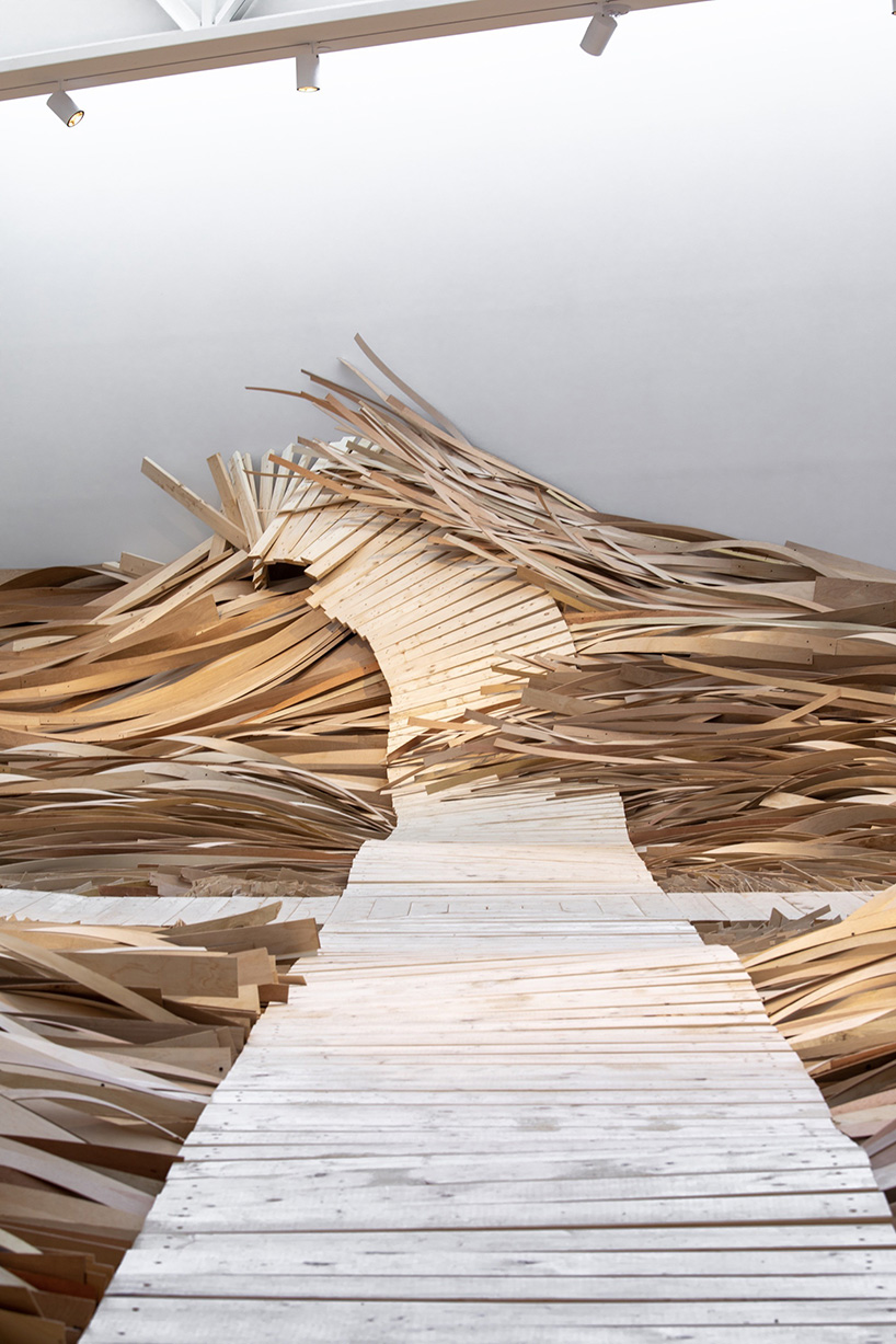 wade kavanaugh + stephen b. nguyen install immersive tidal wave of wood at CMCA designboom wade kavanaugh + stephen b. nguyen install immersive tidal wave of wood at CMCA designboom