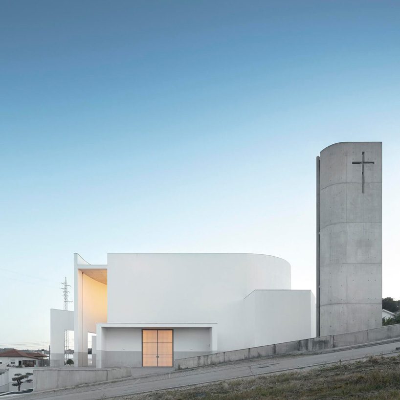 FCC arquitectura combines two curved walls for church in lagares, portugal