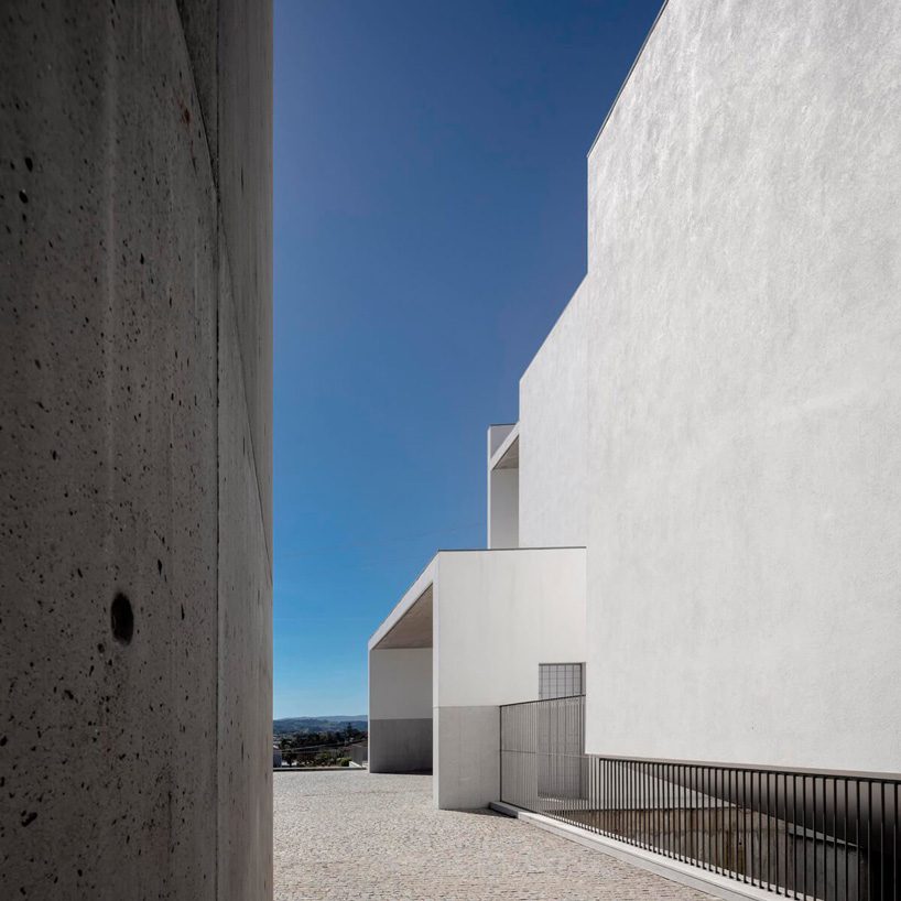 FCC arquitectura combines two curved walls for church in lagares, portugal