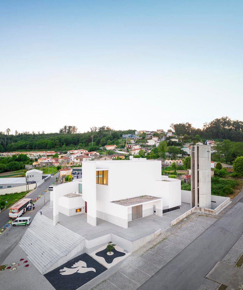 FCC arquitectura combines two curved walls for church in lagares, portugal
