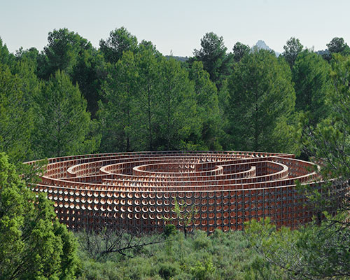 héctor zamora and solo houses exhibit brick labyrinth in a natural gallery space