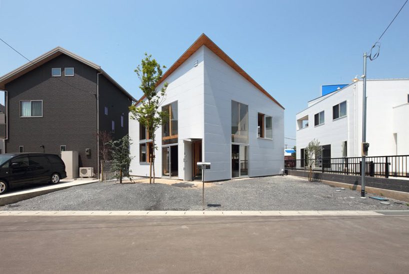  ikimono architects divides areas of this japanese house using a wooden grid