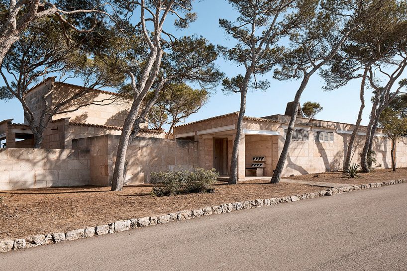 look inside jørn utzon's can lis family house from the 70s in mallorca