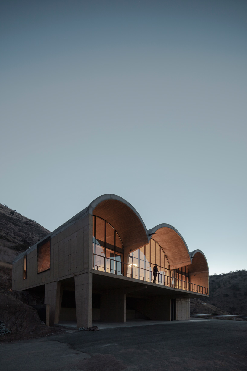 MAPAA architects joins three concrete vaults for OFMA family office in chile