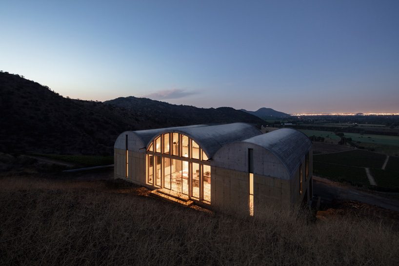MAPAA architects joins three concrete vaults for OFMA family office in chile