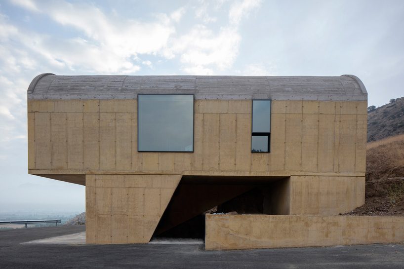 MAPAA architects joins three concrete vaults for OFMA family office in chile - 1