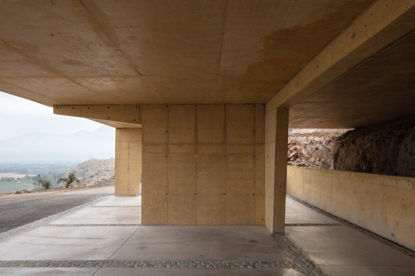 MAPAA architects joins three concrete vaults for OFMA family office in chile - 2