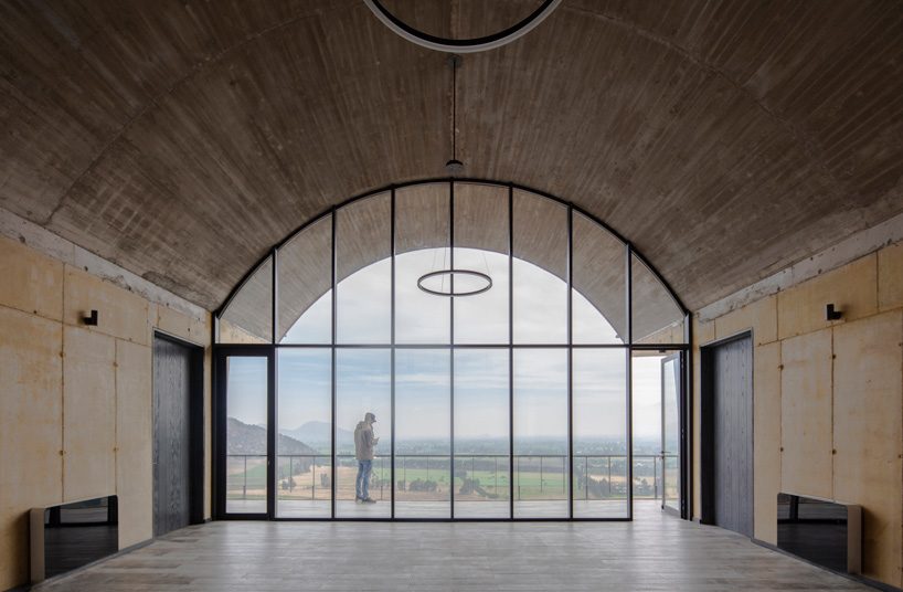 MAPAA architects joins three concrete vaults for OFMA family office in chile - 3