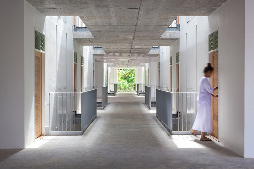 walllasia embeds women's meditation center in the thailandese mountains designboom