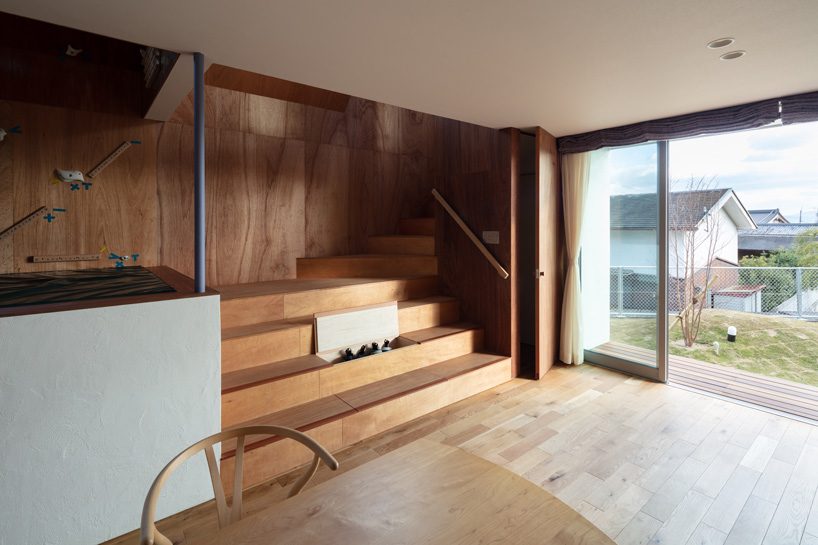 horibe associates installs climbing wall inside family house in tsukawaki, japan