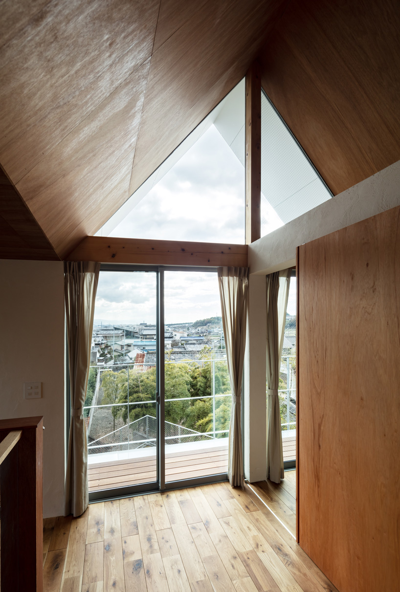 horibe associates installs climbing wall inside family house in tsukawaki, japan