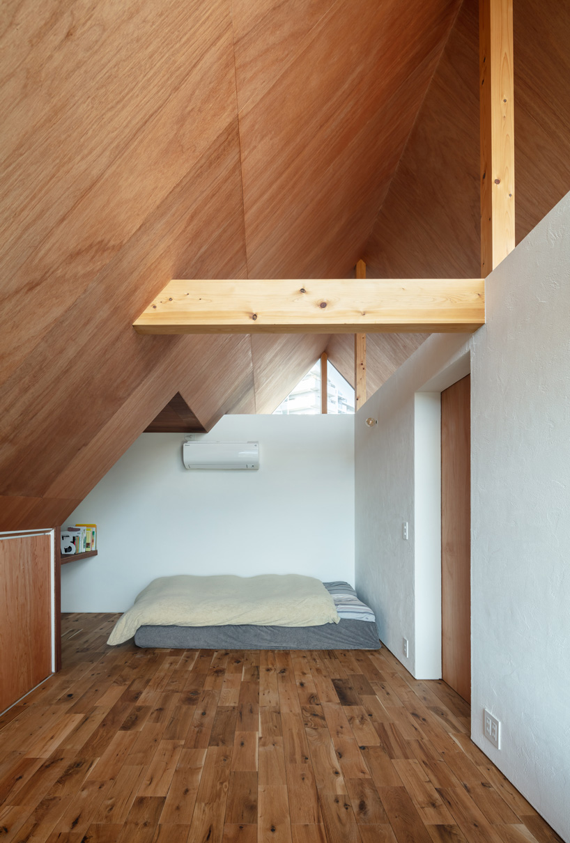 horibe associates installs climbing wall inside family house in tsukawaki, japan