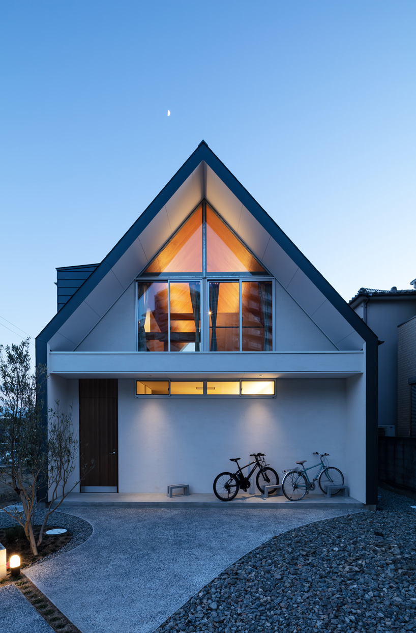 horibe associates installs climbing wall inside family house in tsukawaki, japan