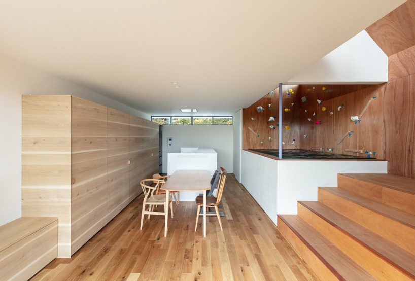 horibe associates installs climbing wall inside family house in tsukawaki, japan