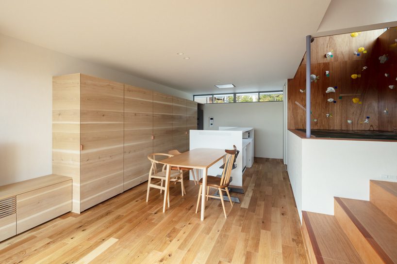 horibe associates installs climbing wall inside family house in tsukawaki, japan