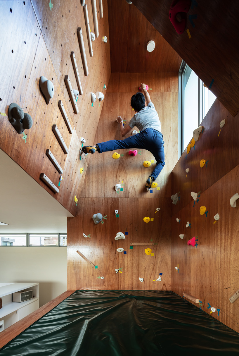 horibe associates installs climbing wall inside family house in tsukawaki, japan