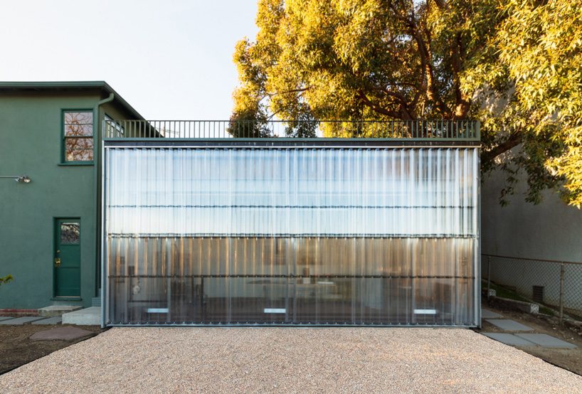  FAR adds artist's studio clad in translucent folding façade to los angeles house
