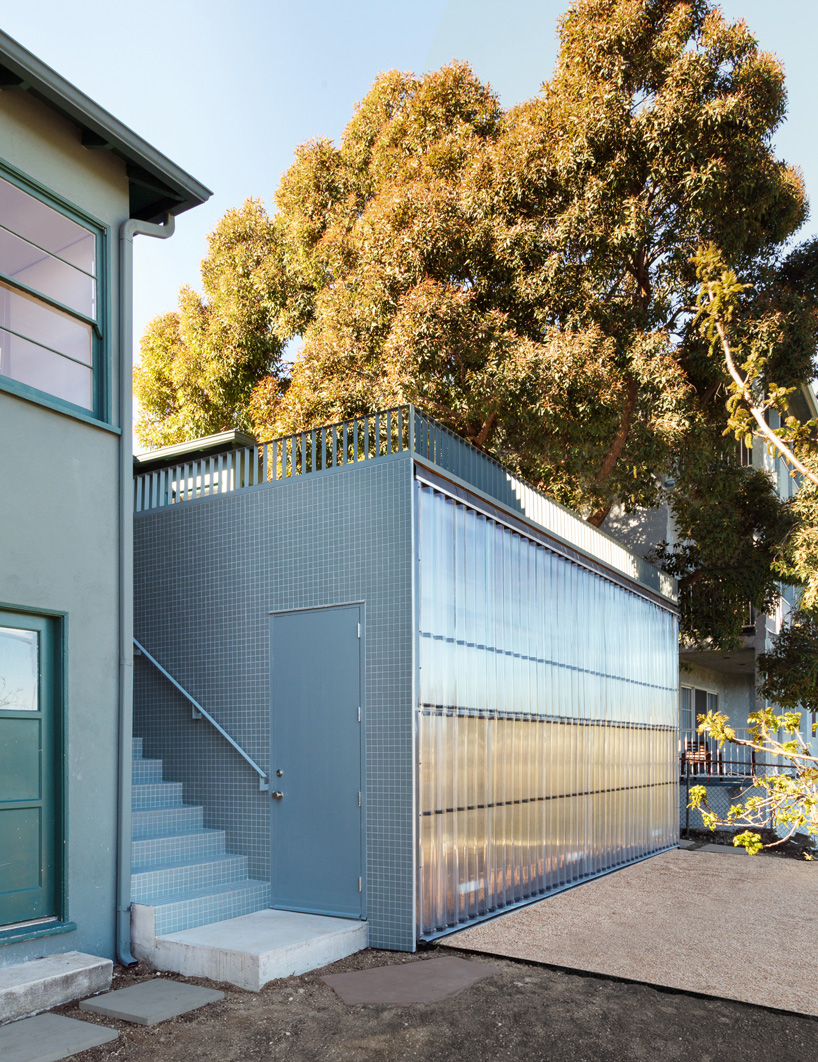 FAR adds artist's studio clad in translucent folding façade to los angeles house