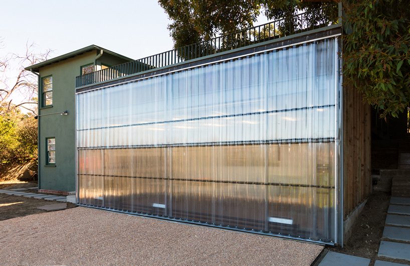 FAR adds artist's studio clad in translucent folding façade to los angeles house