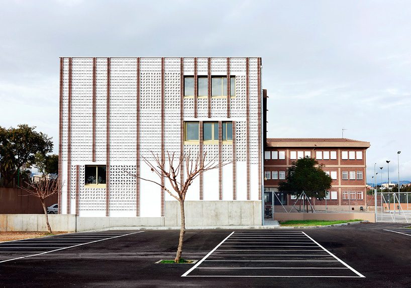 SMS arquitectos wraps high school extension with patterned façade in mallorca - 1