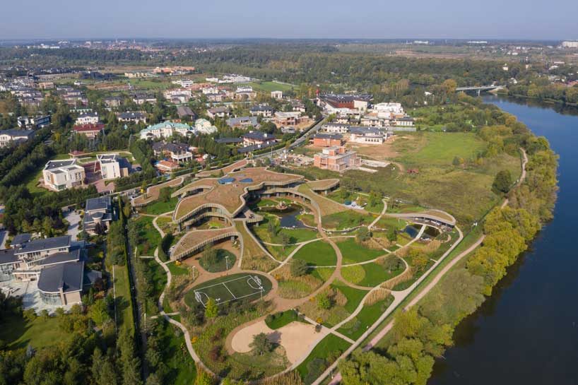green roofs melt j.mayer.h's n.n. residence into the rolling hills of rural moscow designboom