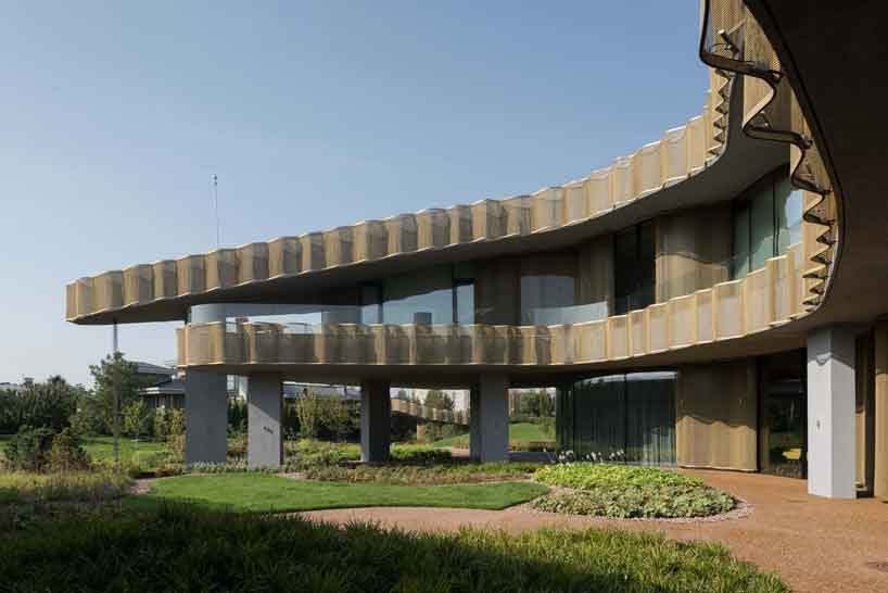 green roofs melt j.mayer.h's n.n. residence into the rolling hills of rural moscow designboom