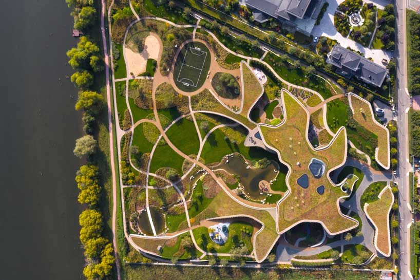 green roofs melt j.mayer.h's n.n. residence into the rolling hills of rural moscow designboom
