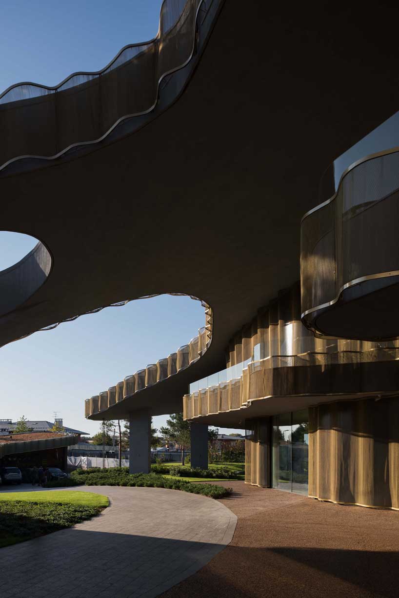 green roofs melt j.mayer.h's n.n. residence into the rolling hills of rural moscow designboom
