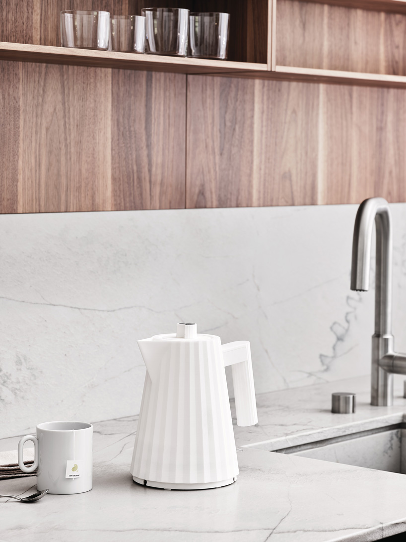 alessi presents liter-capacity version of michele de lucchi's 'plissé' electric kettle