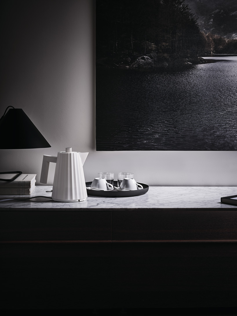 alessi presents liter-capacity version of michele de lucchi's 'plissé' electric kettle