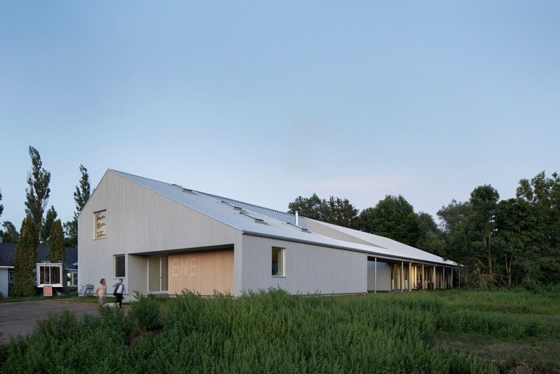  bourgeois / lechasseur wraps artists' residence outside a québec village in white cedar