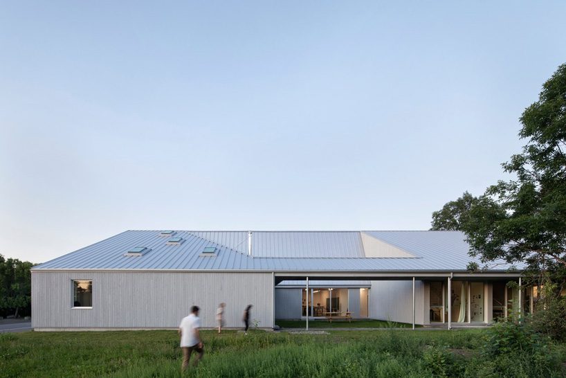  bourgeois / lechasseur wraps artists' residence outside a québec village in white cedar