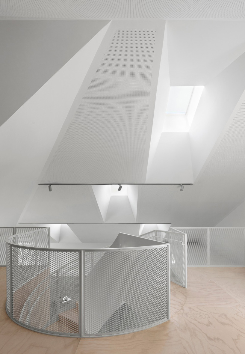  bourgeois / lechasseur wraps artists' residence outside a québec village in white cedar