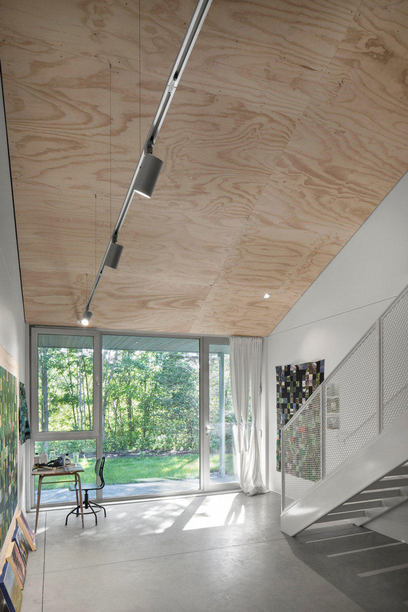  bourgeois / lechasseur wraps artists' residence outside a québec village in white cedar