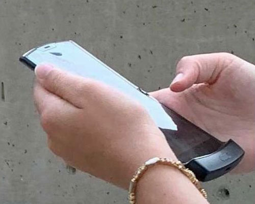 newly leaked image of 2019 motorola RAZR shows phone spotted in public
