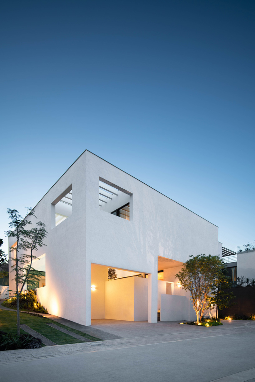 cadaval & solà-morales sets the ombra house around double-height courtyard in mexico