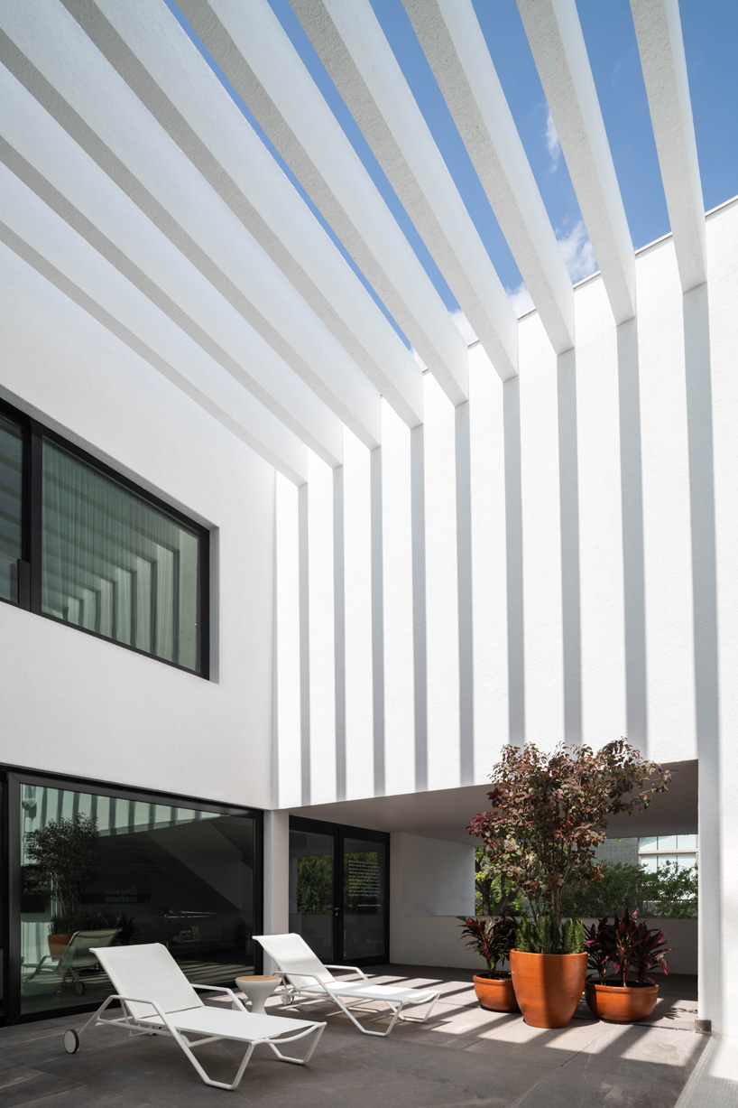 cadaval & solà-morales sets the ombra house around double-height courtyard in mexico
