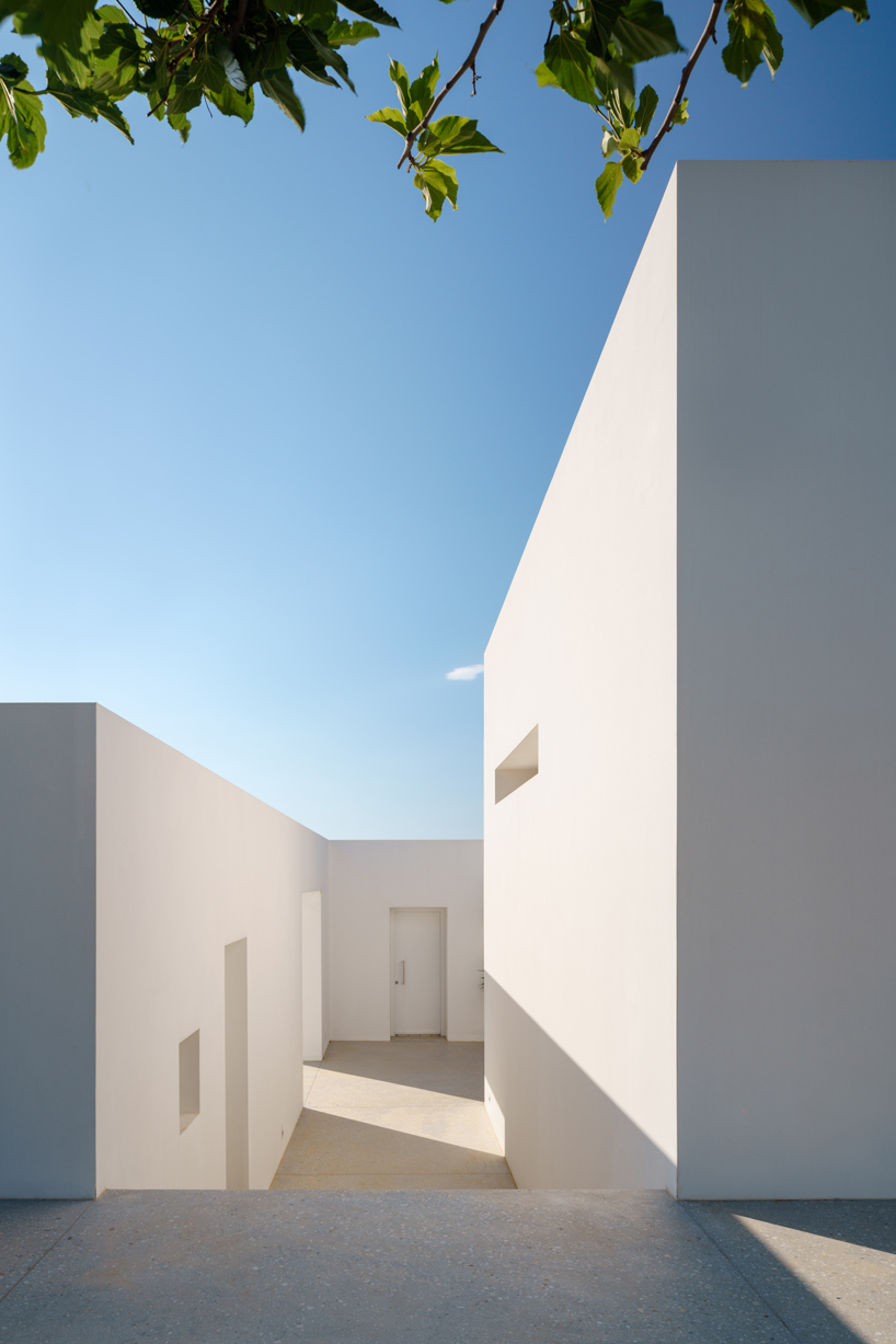 react architects steps 'the gaze' house into idyllic greek island landscape designboom