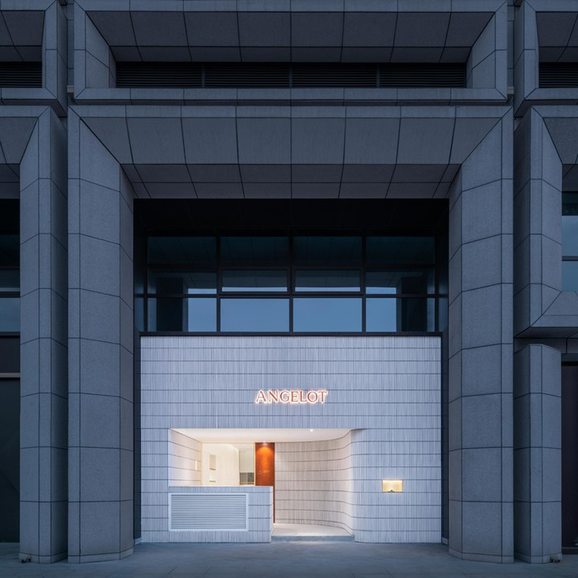 say architects clads angelot patisserie in hangzhou in a curved tile façade