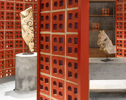 curving walls of red terracotta envelop RENESA’s 'terramater' gallery in india