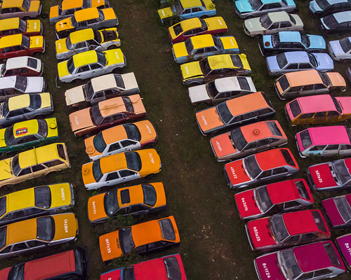 zoer paints over 144 wrecked cars to create a large-scale color chart