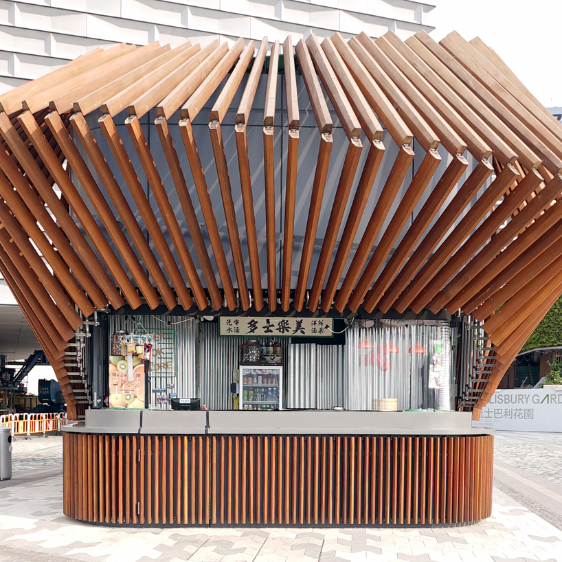  LAAB's kinetic 'harbour kiosk' in hong hong opens + closes through robotic timber fins