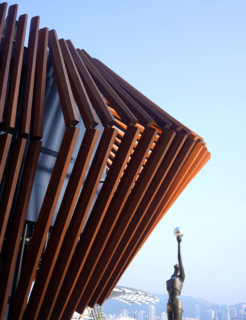  LAAB's kinetic 'harbour kiosk' in hong hong opens + closes through robotic timber fins