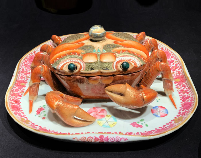 the show gathers more than 1,7000 individual porcelain pieces made from