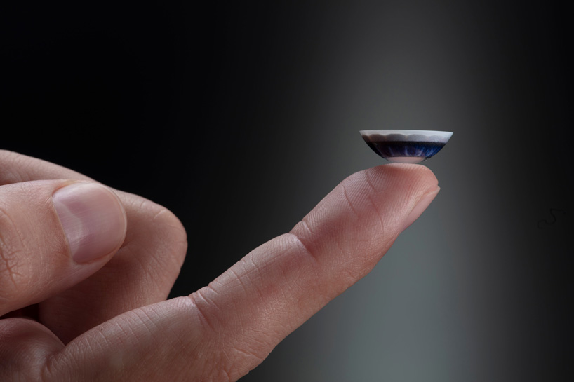 vrachtauto Aanmoediging Langwerpig AR contact lenses place micro-displays inside your eyes