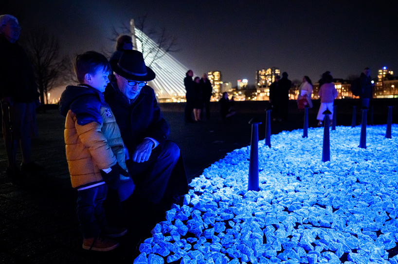 studio roosegaarde's holocaust monument lights rotterdam with 104,000 luminescent stones