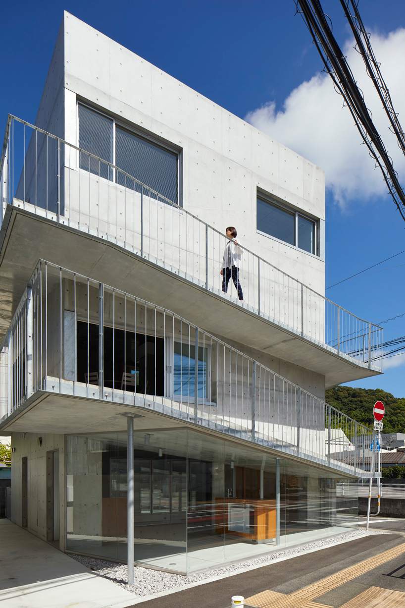 takao shiotsuka atelier connects the floors of SJ building in japan via outdoor concrete ramp