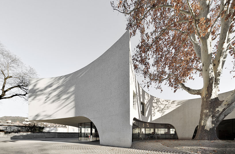 curving concrete wraps modus architects' 'treehugger' tourist office in italy designboom