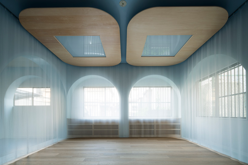 atelier satoshi takijiri creates arched interior for 'joyo parc' children's space in japan